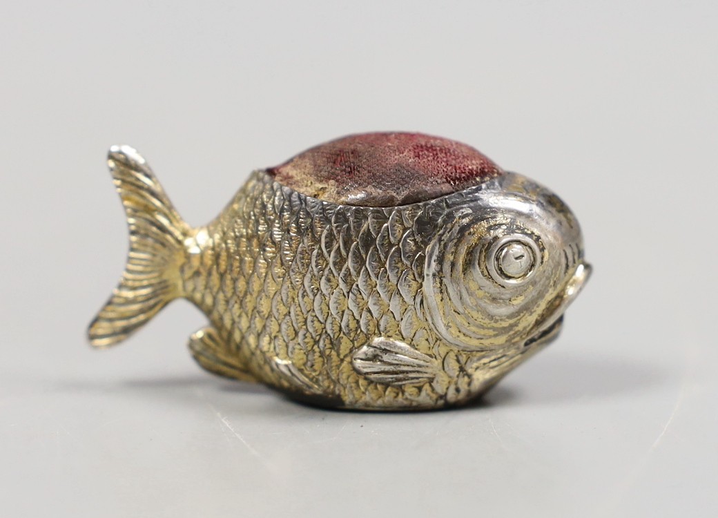 An Edwardian novelty silver mounted pin cushion, modelled as a fish, Sampson Mordan & Co, Chester, 1908, 42mm.